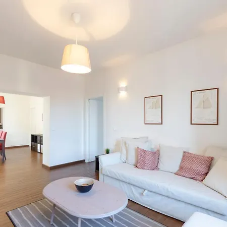 Joivy Spacious Family For 4, In Carignano, Appartement Gênes